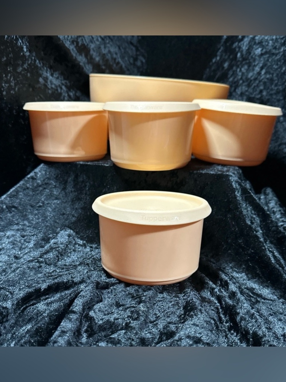 4 Small 575ml/2 1/4 Cup Size Bowls With Lids And 1 4.3L Bowl